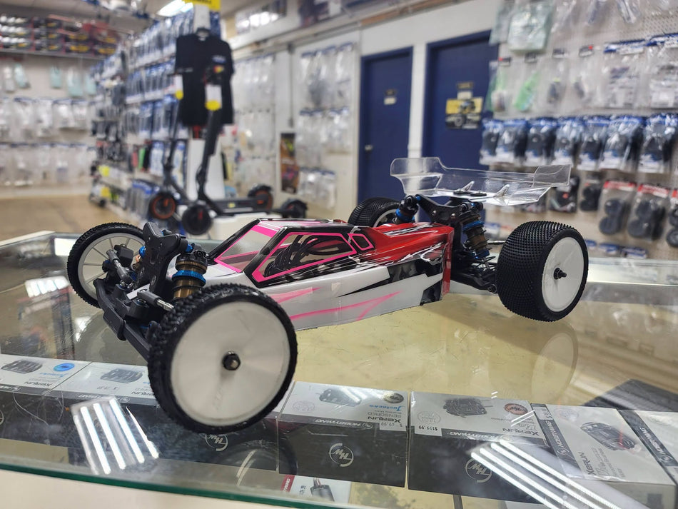 Very Nice Low Run Time Team Associated B7 ARTR