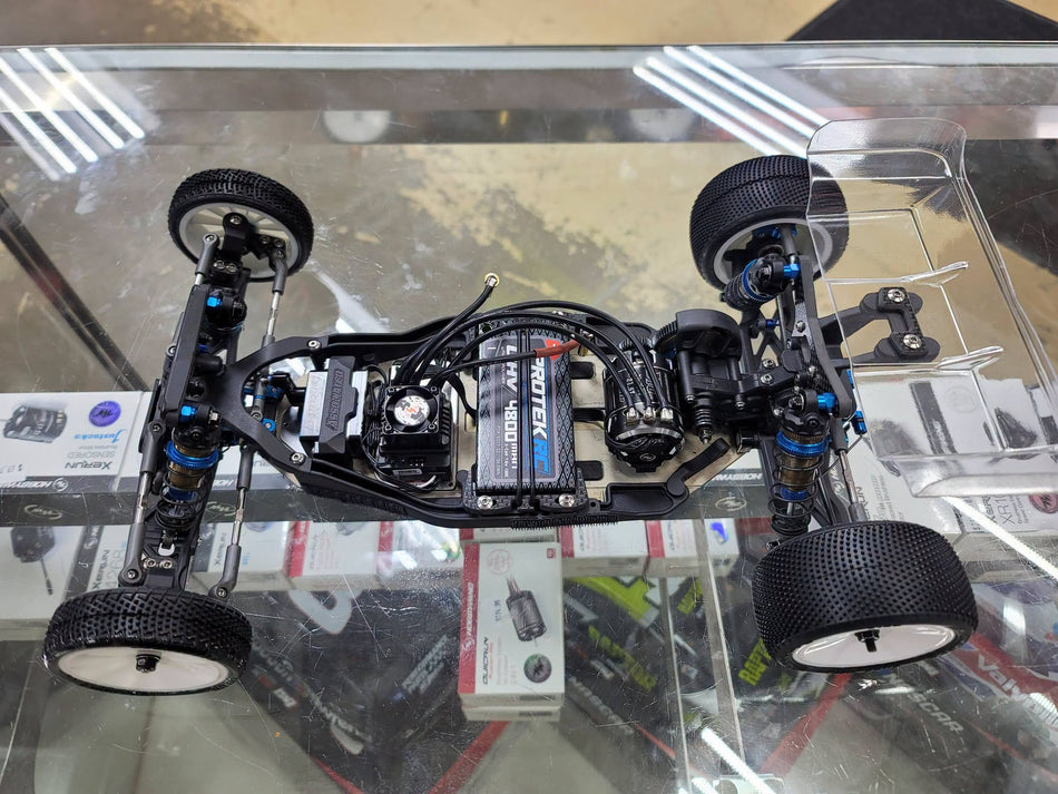 Very Nice Low Run Time Team Associated B7 ARTR
