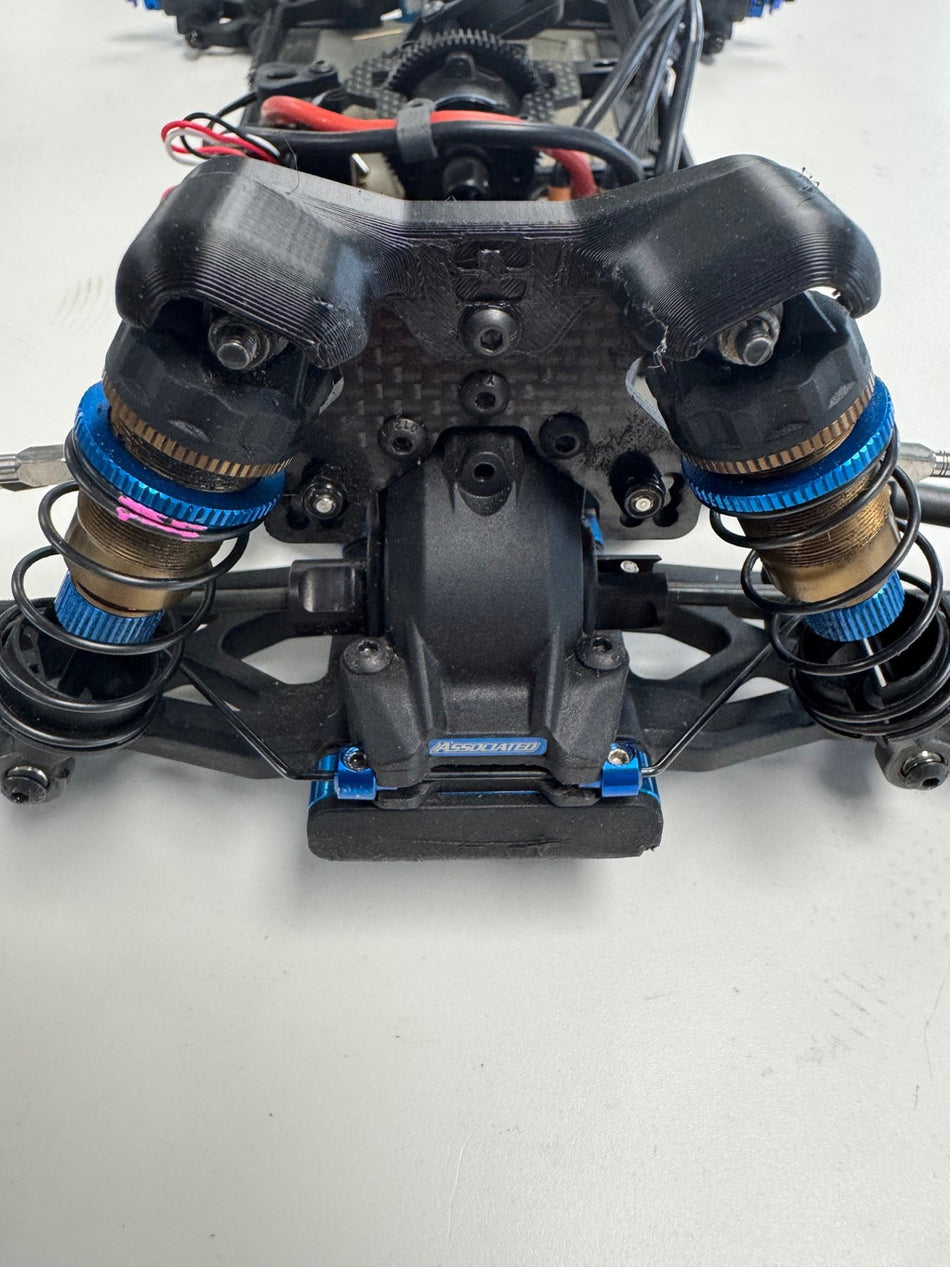 RC One FRONT SHOCK TOWER COVER B84